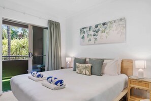 2 habitaciones, escritorio y tabla de planchar con plancha 