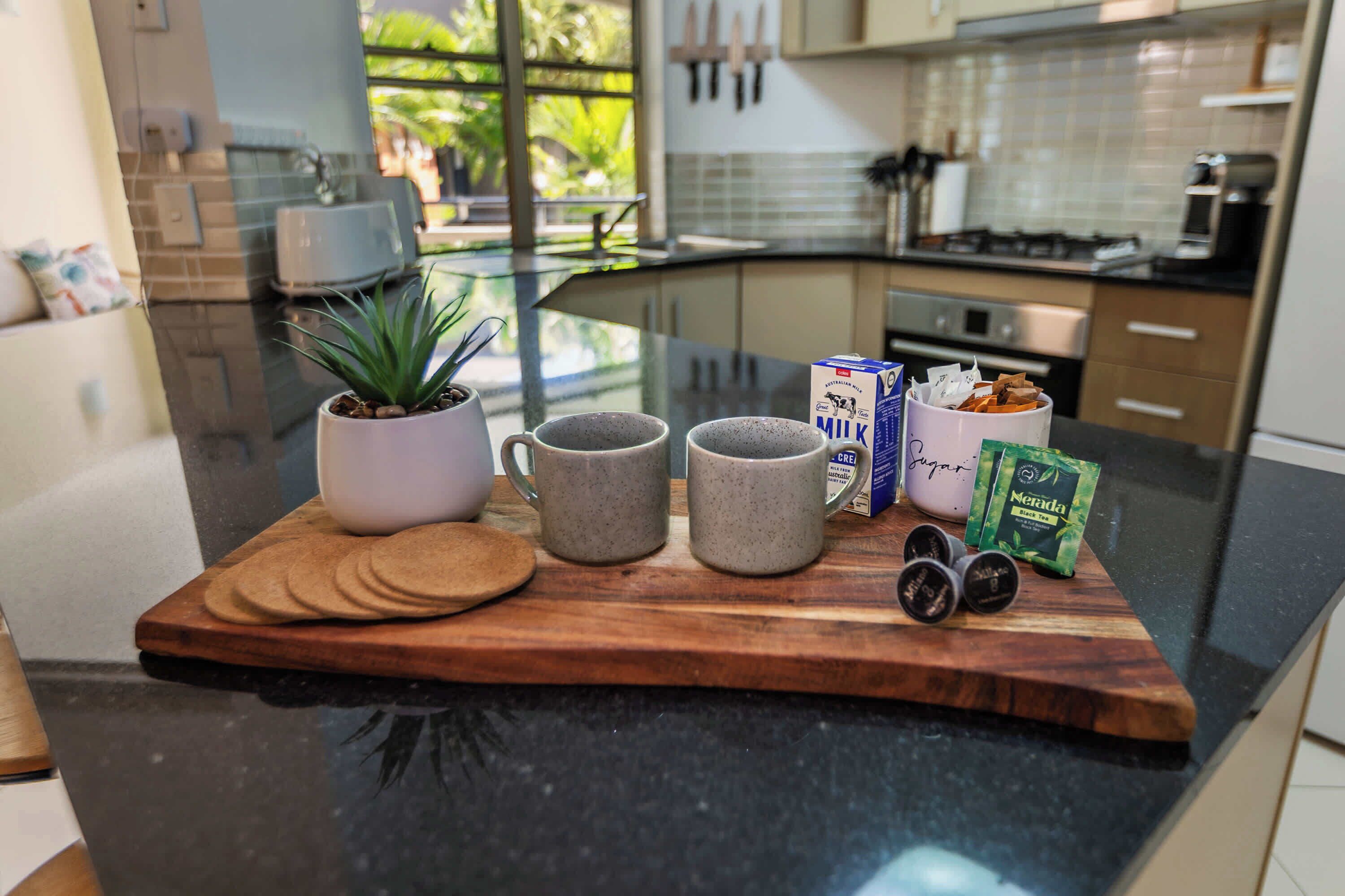 Kjøleskap, mikrobølgeovn, ovn og kokeplater