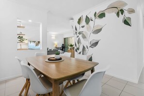 Dining - Tropical Bliss - Cairns, 9 Pools, BBQ & Gym (Westcourt)