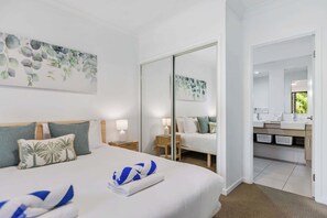 2 makuuhuonetta, työpöytä, silitysrauta/-lauta, vauvan matkasänky