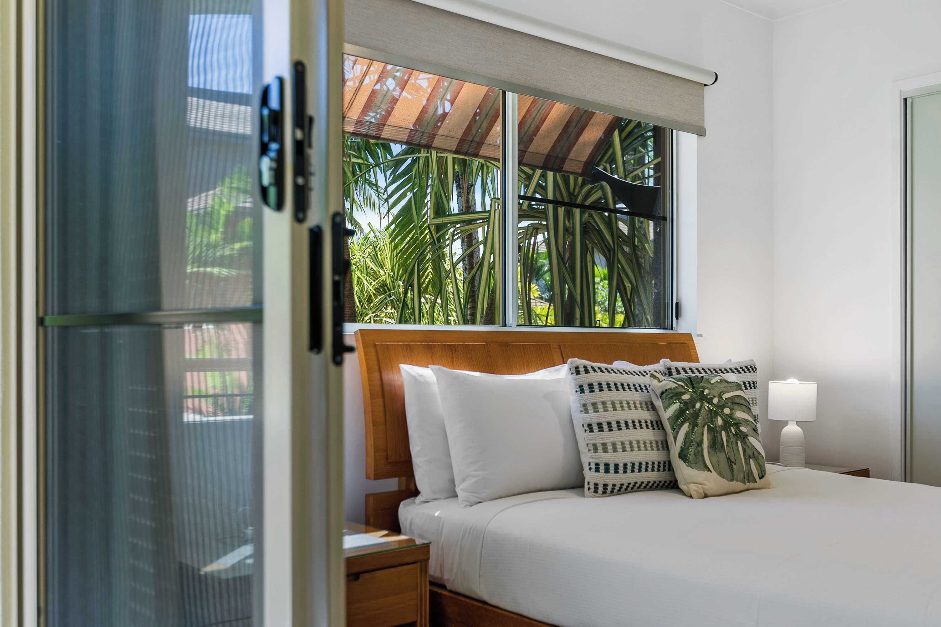 2 soverom, skrivebord, strykejern/-brett og reiseseng for barn