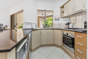 Jääkaappi, mikroaaltouuni, uuni, liesi