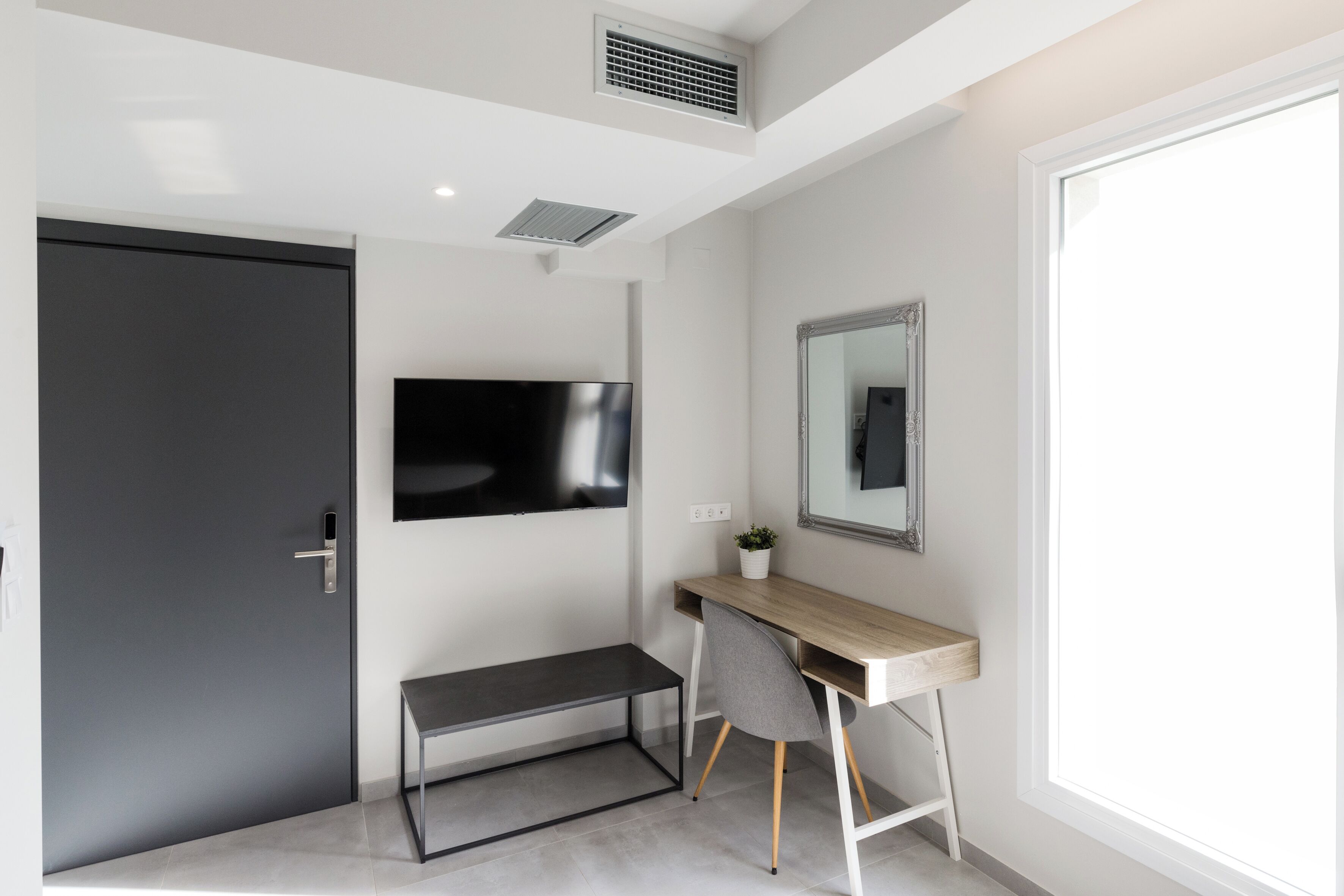 客房內保險箱、書桌、筆電工作空間、遮光布/窗簾