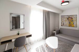 Suíte conforto | Cofres nos quartos, escrivaninha, espaço de trabalho para notebook