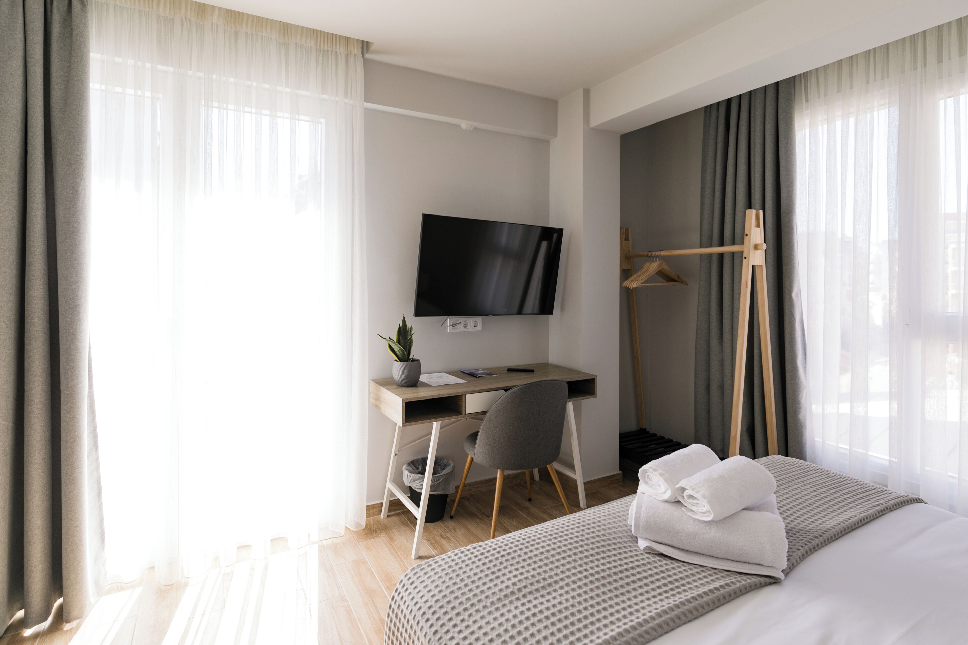 標準客房 | 客房內保險箱、書桌、筆電工作空間、遮光布/窗簾