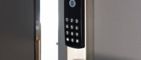Una puerta moderna con teclado numérico y manija de palanca.
