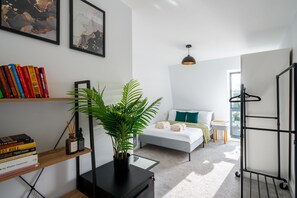 2 bedrooms, iron/ironing board, free WiFi, bed sheets - Inviting 2-bed Apartment in Watford (Watford)