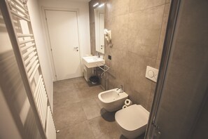 Doccia, asciugacapelli, bidet, asciugamani