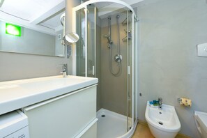 Dutxa, assecador de cabells, bidet i tovalloles 