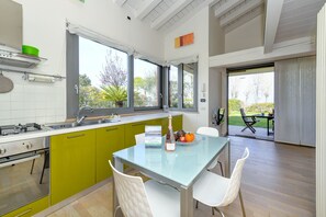 Een koelkast, een microgolfoven, een oven, een vaatwasser