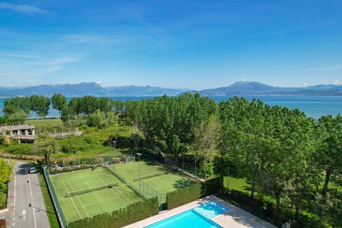 MGH Family Stay - Acquarius Resort Lake Front