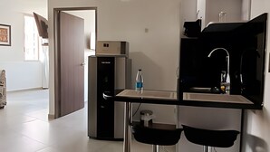Une cuisine moderne équipée d’un plan de travail, d’un évier et d’un réfrigérateur.