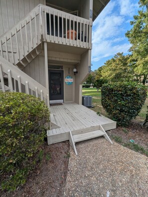 Exterior detail - Fun Little Studio in Daphne - Great location (Daphne)