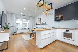 1 bedroom, desk, laptop workspace, bed sheets - Ślusarska Apartment by Renters Prestige (Kraków)