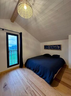 3 bedrooms, travel cot, WiFi, bed sheets