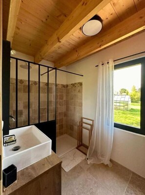 Toallas, jabón, papel de baño 