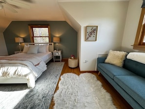 4 bedrooms, desk, free WiFi, bed sheets - Garden Terrace, Steps from Downtown Bayfield (Bayfield)
