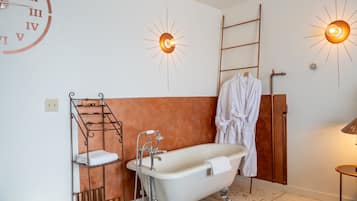 Een haardroger, handdoeken