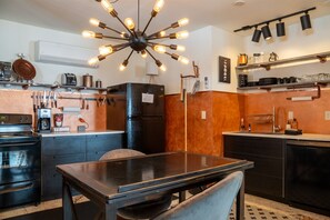 ثلاجة، ميكروويف، فرن، موقد طهي مسطح