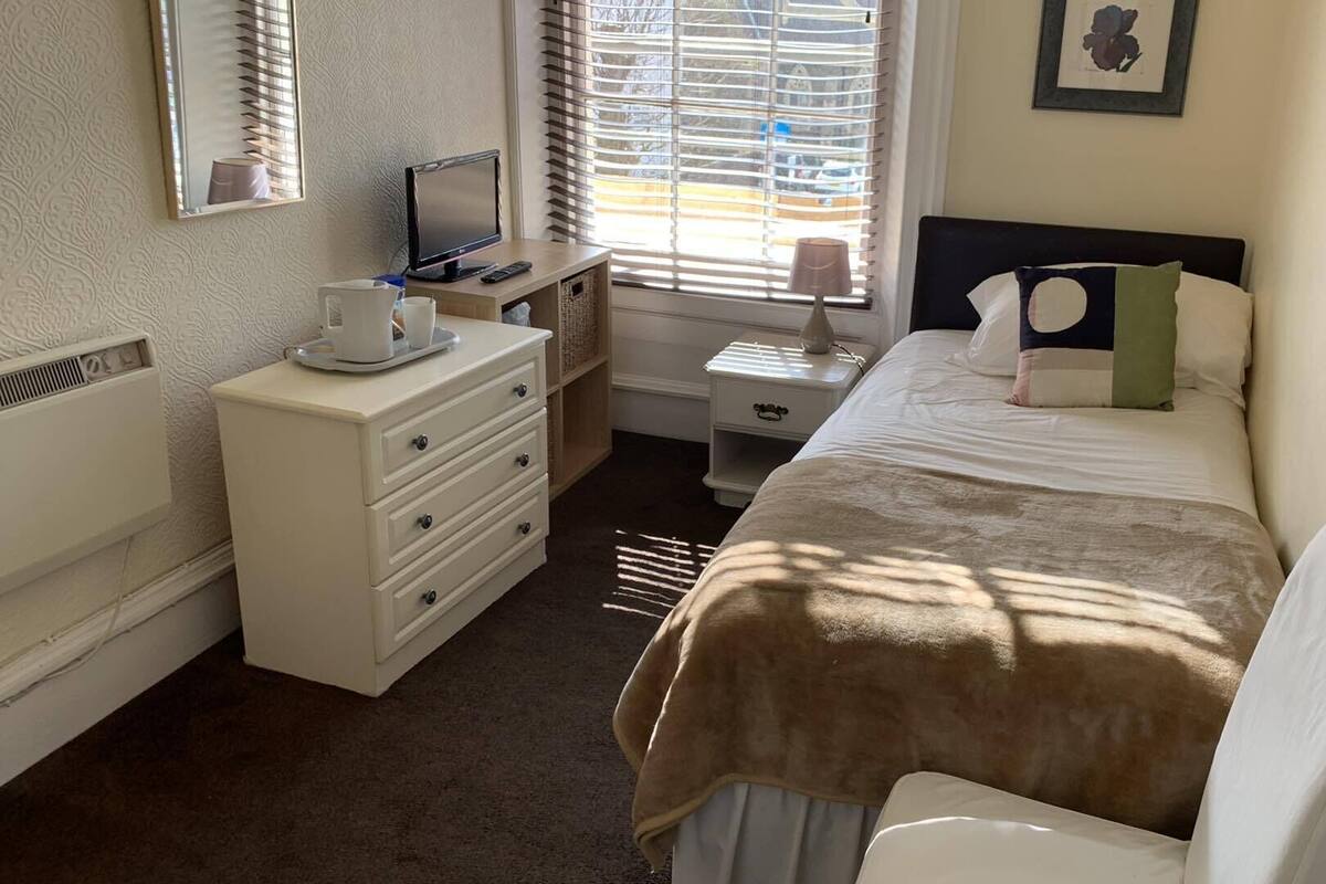 Comfort Single Room | WiFi (free), individually decorated, individually furnished