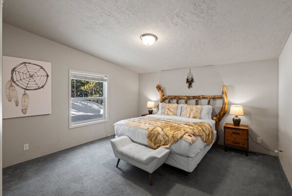 3 bedrooms, iron/ironing board, travel cot, free WiFi - Dream Catcher: Spacious 3-bedroom home just 7 minutes from Yellowstone. (West Yellowstone)
