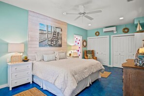 4 室のベッドルーム、デスク、アイロン / アイロン台、旅行用ベビーベッド