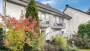 En toetagers bygning med balkon på anden sal.