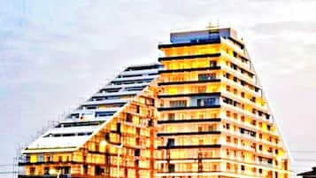 Leilighet – deluxe, 2 soverom | Oppholdsområde | En 55-tommers Flatskjerm-TV med Parabol-TV samt TV og Netflix