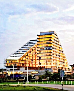 Departamento Deluxe, 2 habitaciones | Área de sala de estar | Televisión de pantalla plana, Netflix y películas con cargo 