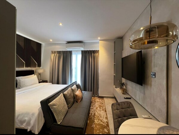 Una televisión de pantalla plana, Netflix, películas de pago