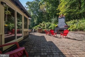 Terrace/patio - Elegant Home Away: Hot Tub, Game Room, Kid Friendly! (Oakland)