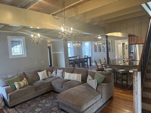 Smart TV, fireplace, video games, table football - Elegant Home Away: Hot Tub, Game Room, Kid Friendly! (Oakland)