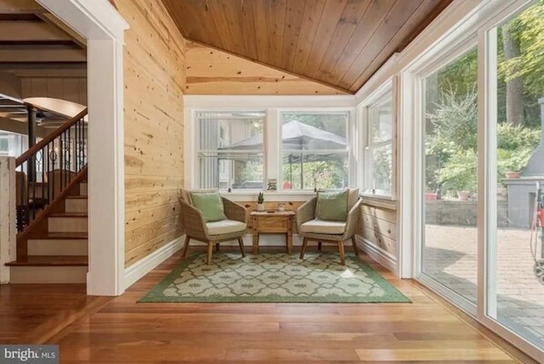 Interior - Elegant Home Away: Hot Tub, Game Room, Kid Friendly! (Oakland)