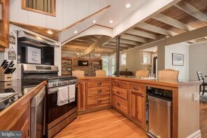 Fridge, microwave, oven, stovetop - Elegant Home Away: Hot Tub, Game Room, Kid Friendly! (Oakland)