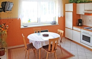 Kylskåp, mikrovågsugn, ugn och spishäll