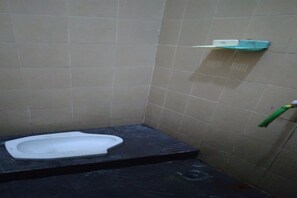 Shower, towels - Hotel O Blio Guest House Syariah (Bandung)