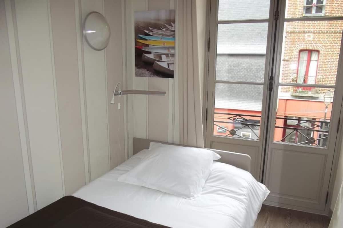 Eenvoudige kamer | 1 slaapkamer, een bureau, gratis wifi