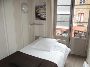 Basic Room | Desk, free WiFi - Le Minotel (Vitre)