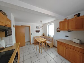 Kylskåp, mikrovågsugn, ugn och spishäll