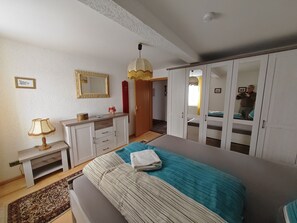 2 bedrooms, free WiFi, bed sheets - O1 - Gemütliches 70 qm Apartment (Grafenwöhr)