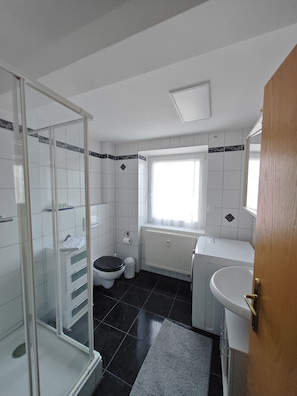 Dusche, Haartrockner, Handtücher, Seife