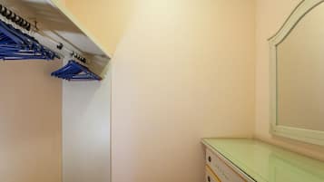 Junior Suite | 1 bedroom, in-room safe, desk, free WiFi