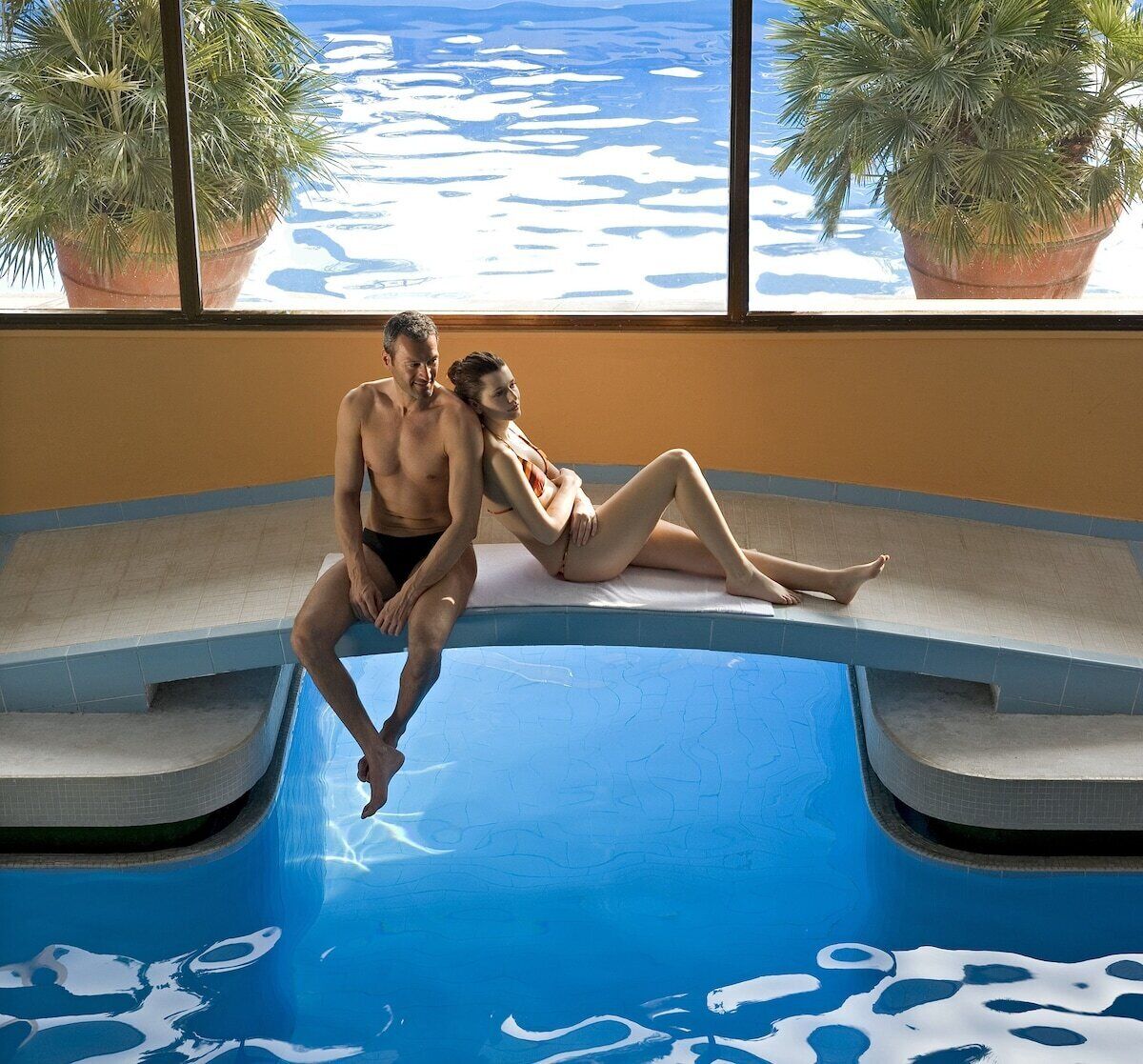 Innenpool, Außenpool, Sonnenschirme, Liegestühle