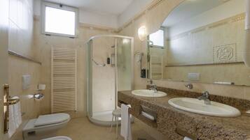 Junior Suite | Bathroom | Shower, rainfall showerhead, hair dryer, bidet