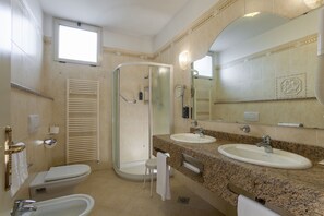Junior Suite | Bathroom | Shower, rainfall showerhead, hair dryer, bidet