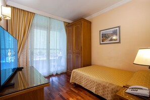 Chambre simple supérieure | Coffre-fort, bureau, accès au Wi-Fi (inclus), literie fournie