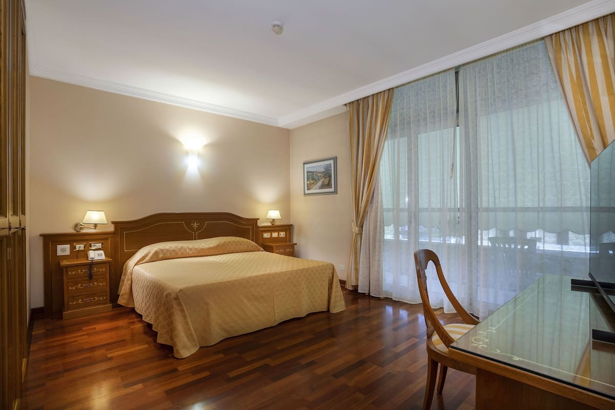 1 bedroom, in-room safe, desk, free WiFi