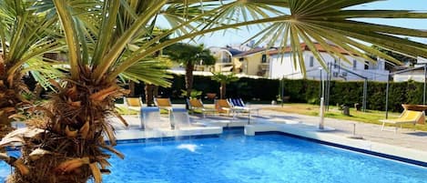 Innenpool, AuĂenpool, Sonnenschirme, LiegestĂŒhle