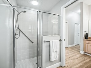 Douche, séchoir à cheveux, serviettes fournies