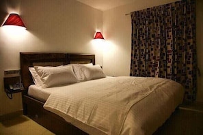 Family Room, 2 Bedrooms | 3 bedrooms, premium bedding, laptop workspace, free WiFi - Mountain View Holiday Rentals (Coonoor)